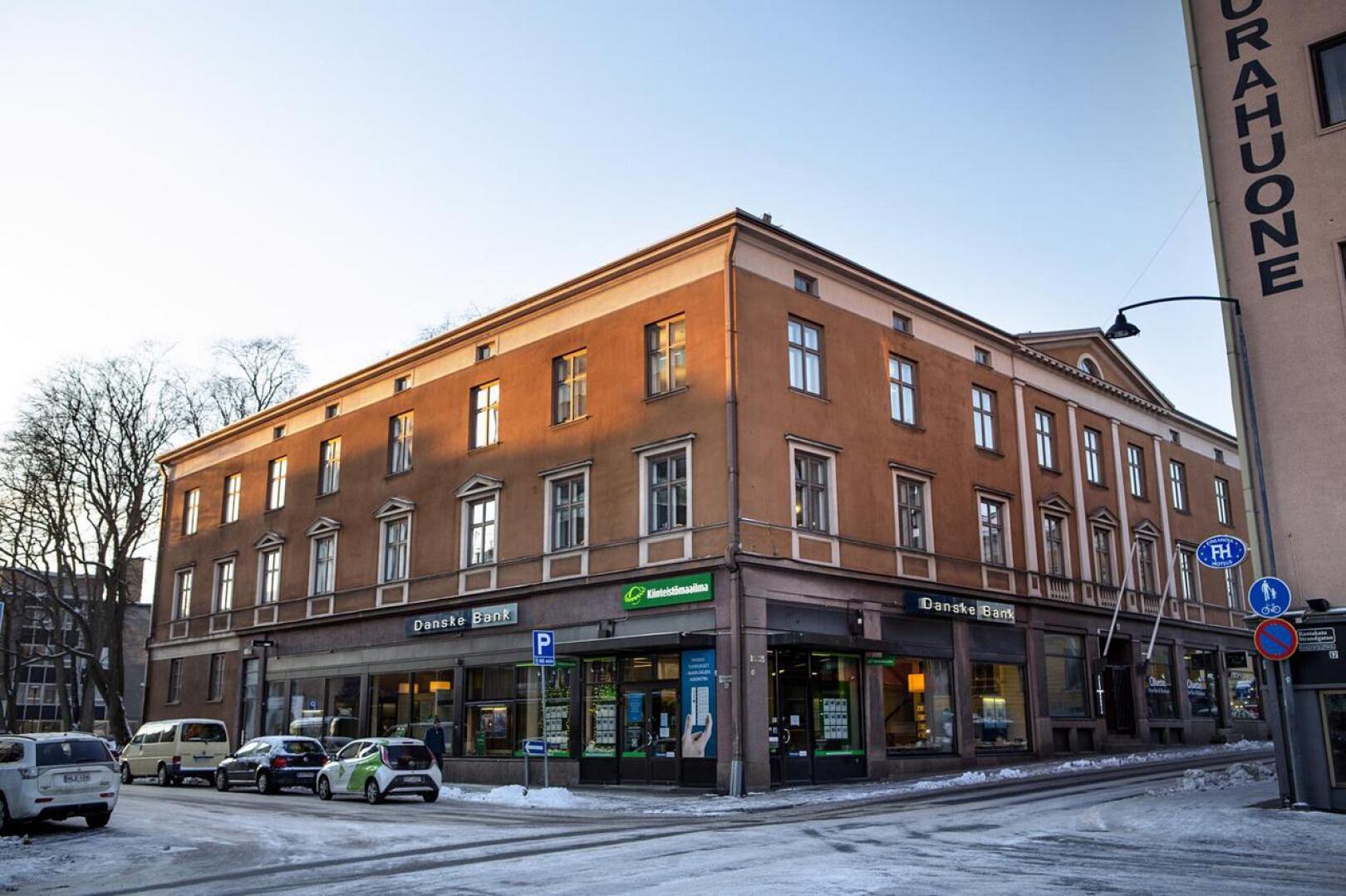 Rakennusmestari Gunnar Indola suunnitteli Slotten perheelle asuin- ja liikekäyttöön tarkoitetun kiinteistön, joka valmistui vuonna 1928. 