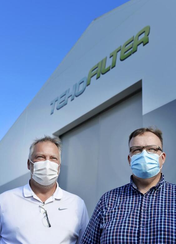 Kahdenlaisia kasvomaskeja. Hallituksen puheenjohtaja Mauri Karvosen kasvoilla on Sievi-maski ja tehtaanjohtaja Mika Torvinen käyttää kirurgista suu-nenä suojainta.