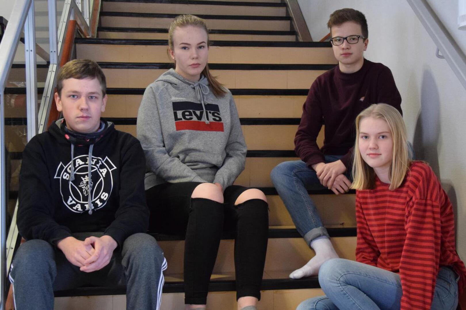 Yhdeksäsluokkalaiset Kasperi Huttunen (vas.), Miia Keskinen, Lenni Länsipää ja Vilma Jutila ovat selvillä omista opiskelusuunnitelmistaan ja haaveistaan. 