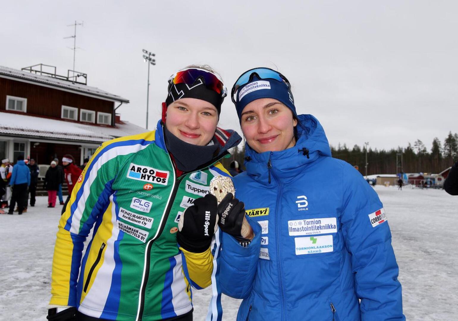 Tiia Olkkonen ja Emmi Lämsä hiihtivät täsmälleen saman ajan, joten kummankin suoritus palkittiin SM-kullalla.