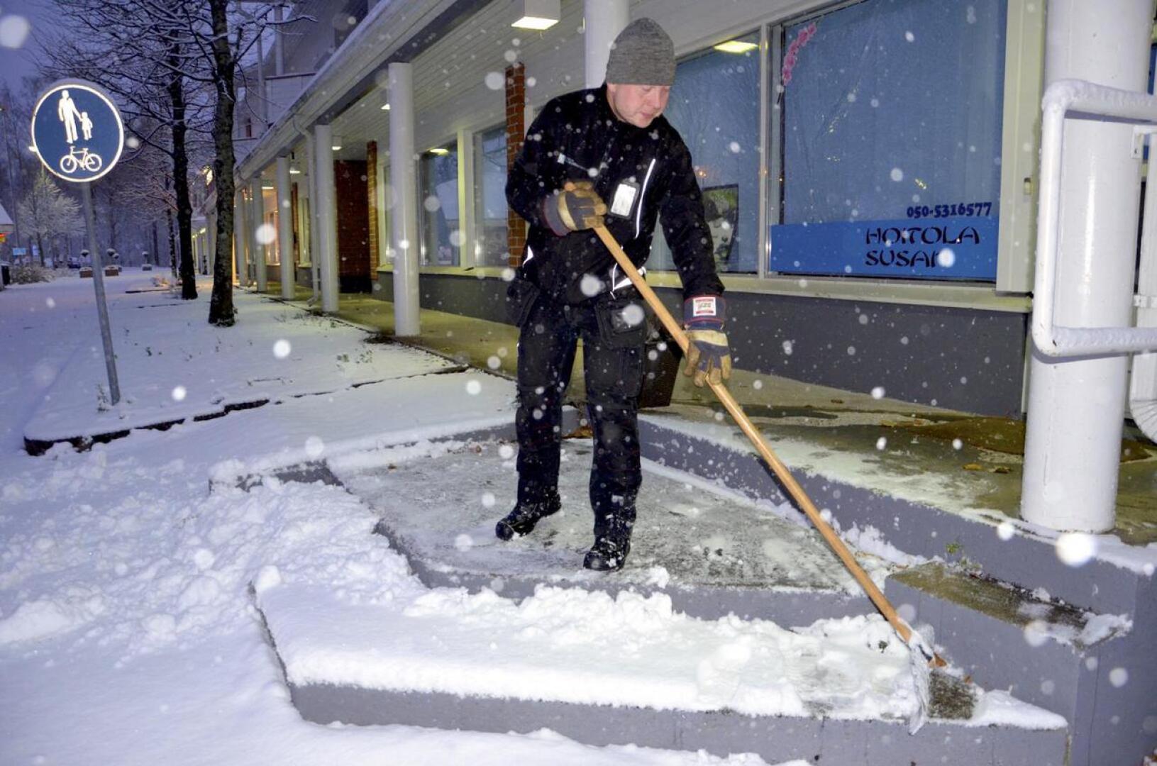 Muun muassa kiinteistöhuollon tehtäviin haettiin marraskuussa työntekijöitä maakunnassa. Huoltomies Veli-Pekka Takalo aamun lumitöissä Ylivieskassa.