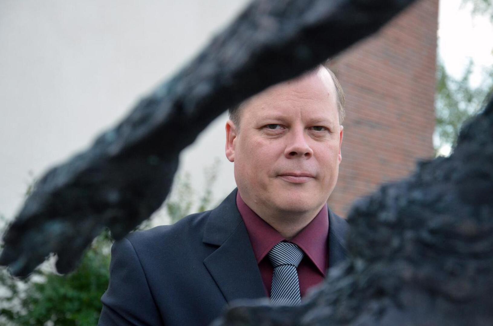 Sievin entinen kunnanjohtaja Janne Tervo on vaatinut virkaansa takaisin hallinto-oikeuden päätöksen jälkeen. Kunnassa katsotaan, että virkasuhde on päättynyt ja menettelyvirhe on oikaistu valtuuston käsittelyn jälkeen. 