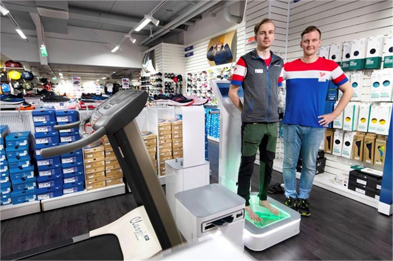 Muun muassa Aleksi Salmela ja Pekka Pääkkönen ovat valmiina auttamaan juuri oikeanlaisten kenkien löytämisessä Intersportissa Kokkolassa.