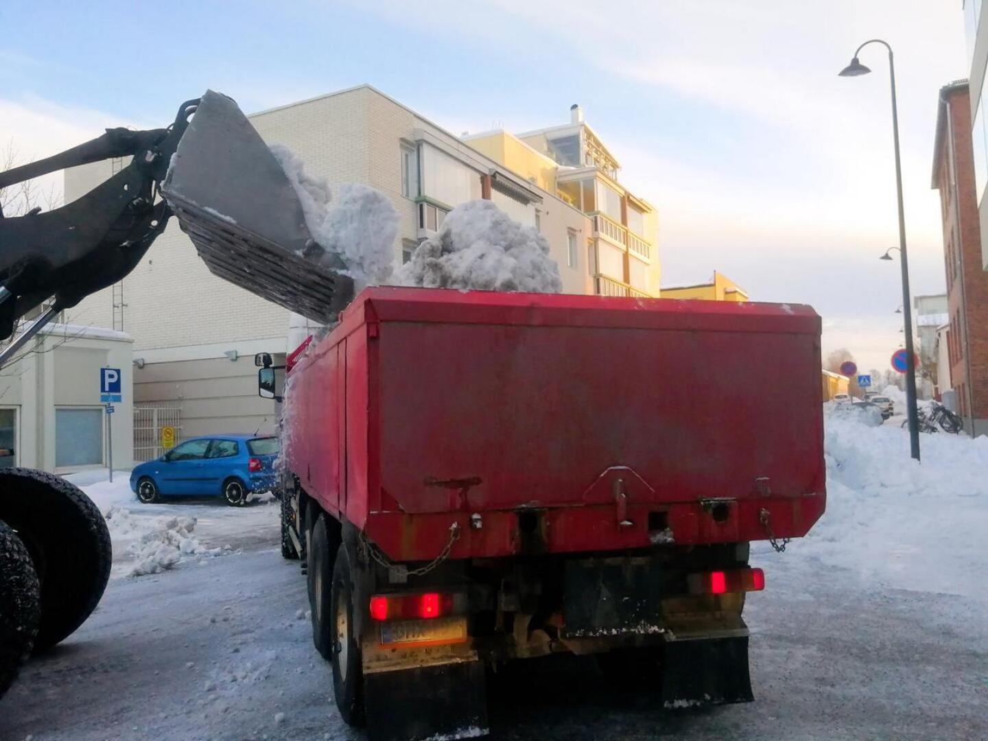 Kaduille pysäköidyt autot haittaavat lumivuorien poistamista. Pietarsaaren kaupunki tarjoaa tilanteen helpottamiseksi ilmaisen parkkipaikan Maria Malmilta ja Myllymäeltä.