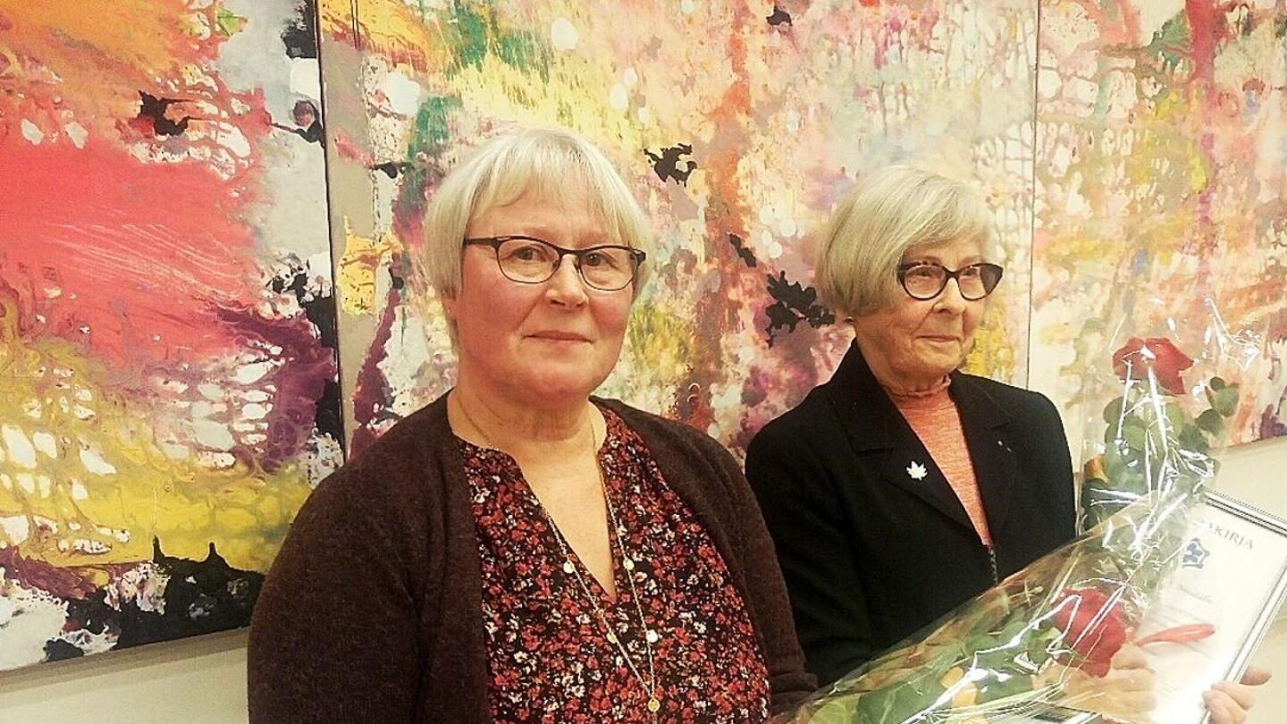 Aila Rahkala ja Arja-Leena Nisula saivat Kotiseutuliiton ansiomerkit ja kunniakirjat ansiokkaasta toiminnastaan Ylivieskan Kotiseutuyhdistyksessä.