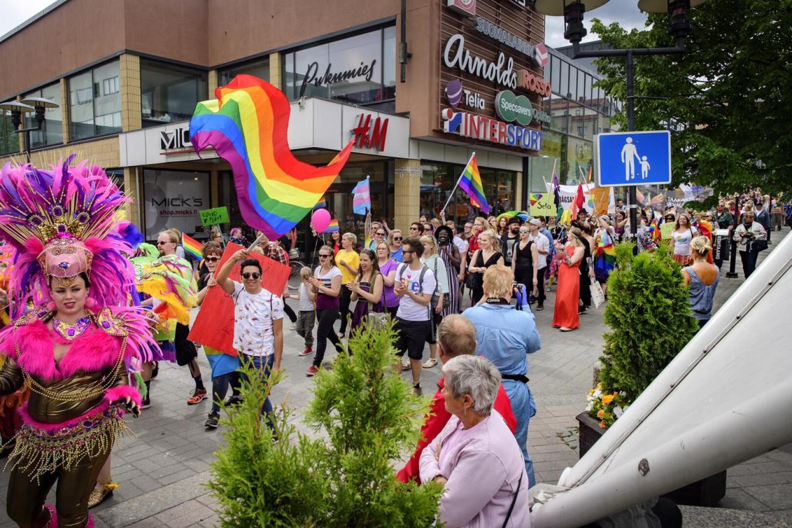 Satapäinen, iloinen Pride-kulkue sai vaeltaa rauhassa läpi Kokkolan keskustan.