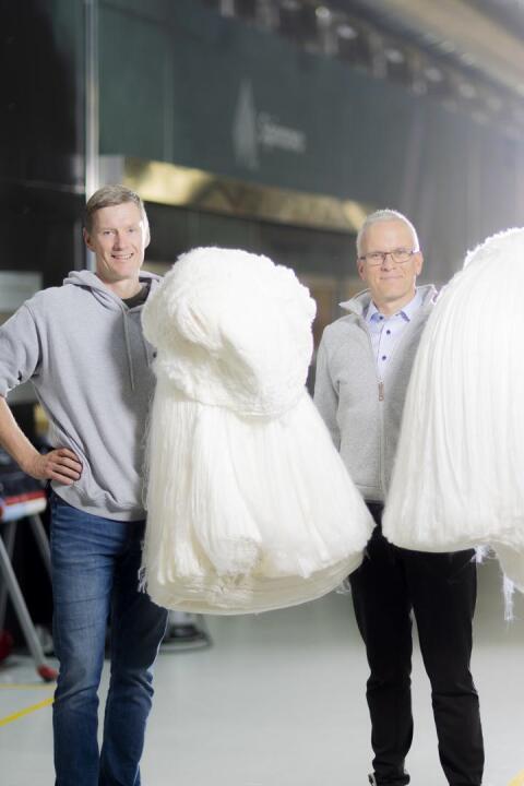 Juha Salmelan ja Janne Porasen perustama Spinnova valmistaa tekstiilikuituja, joista kansainväliset muotijätit ovat kiinnostuneet. Luonnonvalkoista kuitua voidaan myös värjätä.