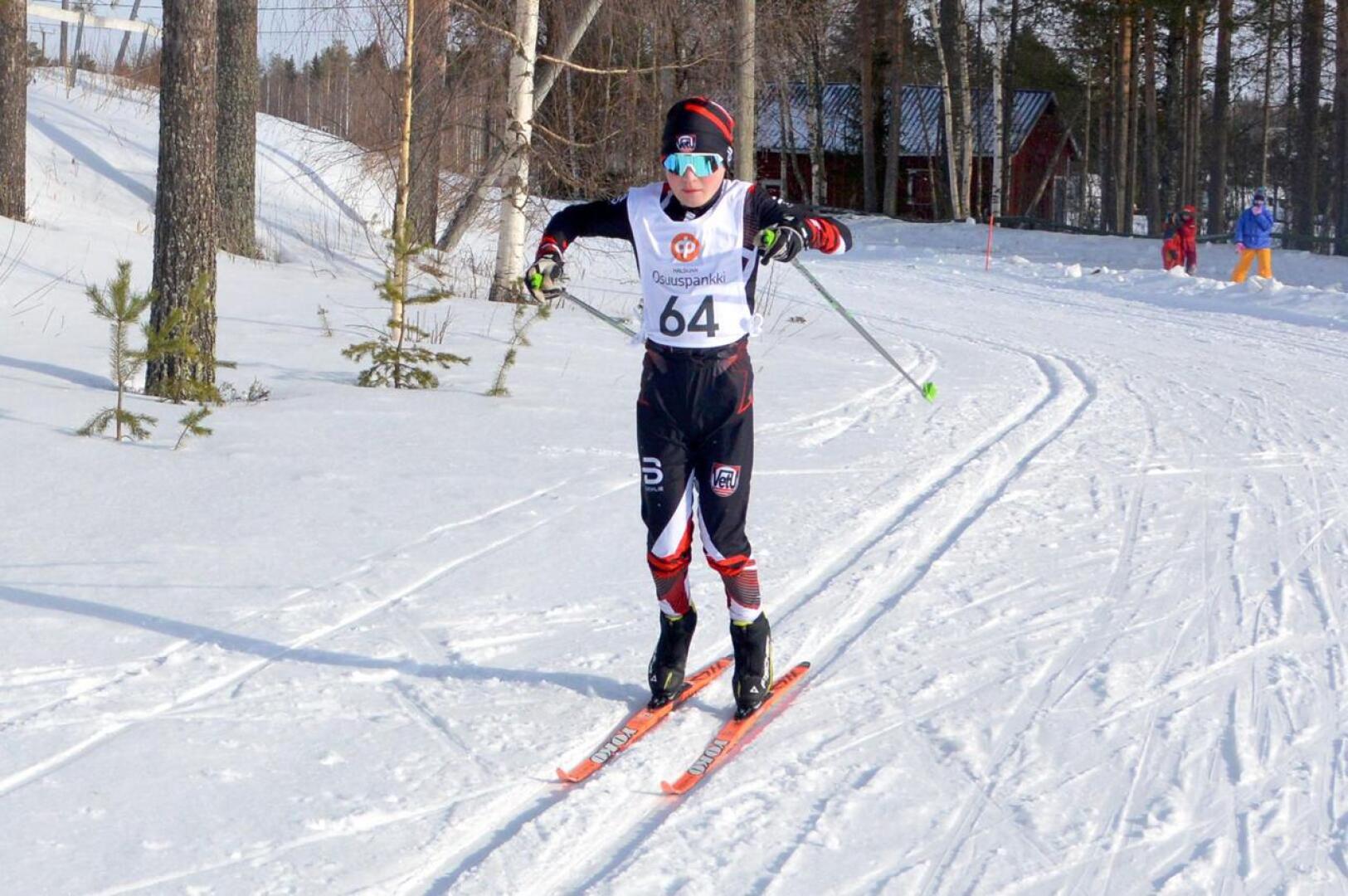 Halsualla lauantaina hiihdetyssä Perhonjokilaakso-cupin kolmannessa osakilpailussa P12-sarjan voitti Lauri Niininen Vetelistä. 