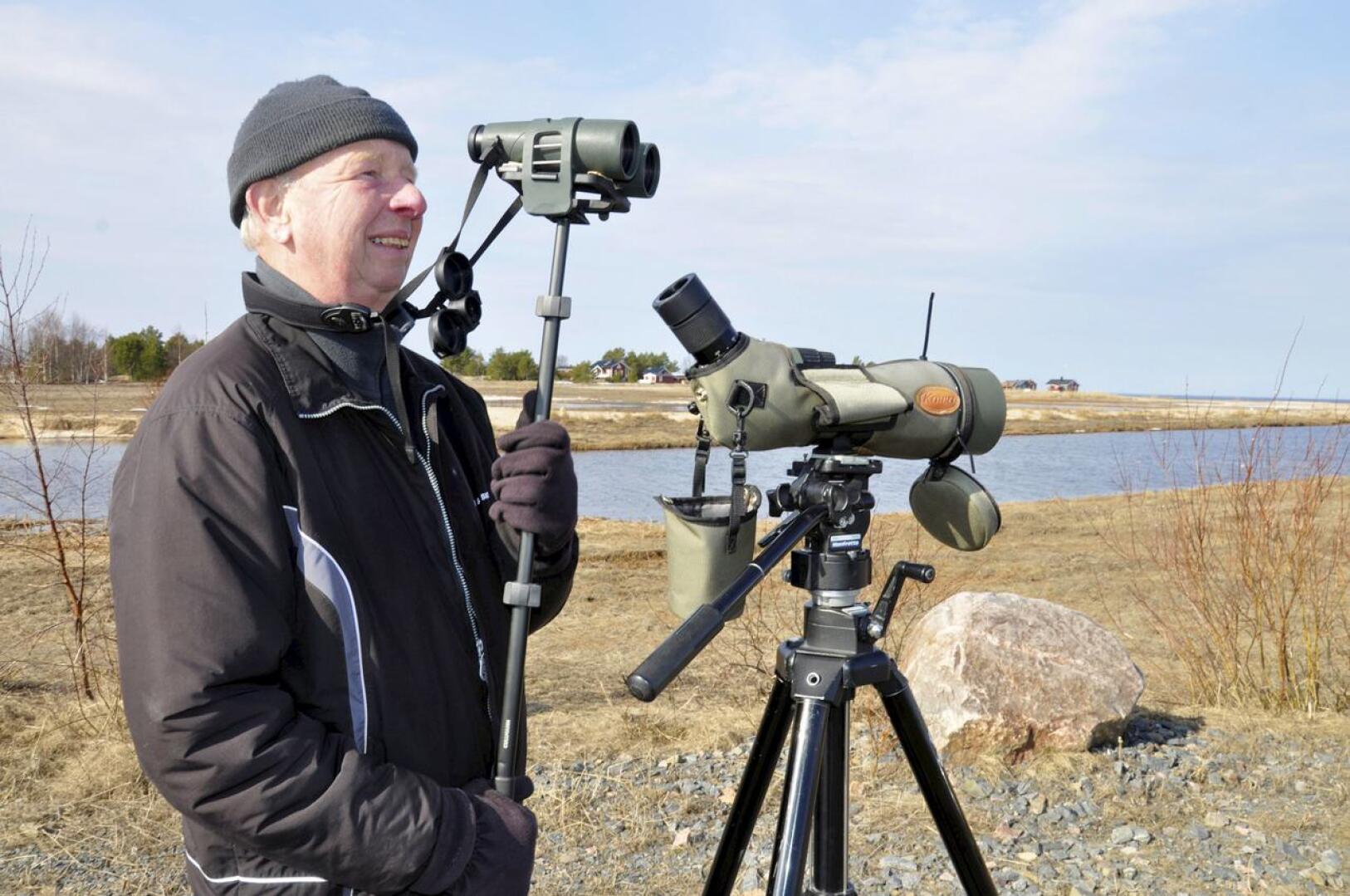 Seppo Pudas harrastaa lintujen tarkkailemista. Hän lahjoitti Alavieskassa sijaitsevan vanhan metsäpalan Luonnonperintösäätiölle.