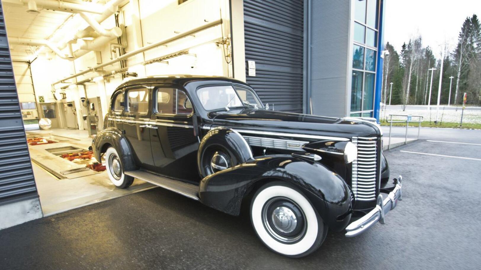 Museoajoneuvoksi rekisteröity Kyösti Kallion Buick Special Eight katsastettiin saman tien sen palattua Nivalaan.