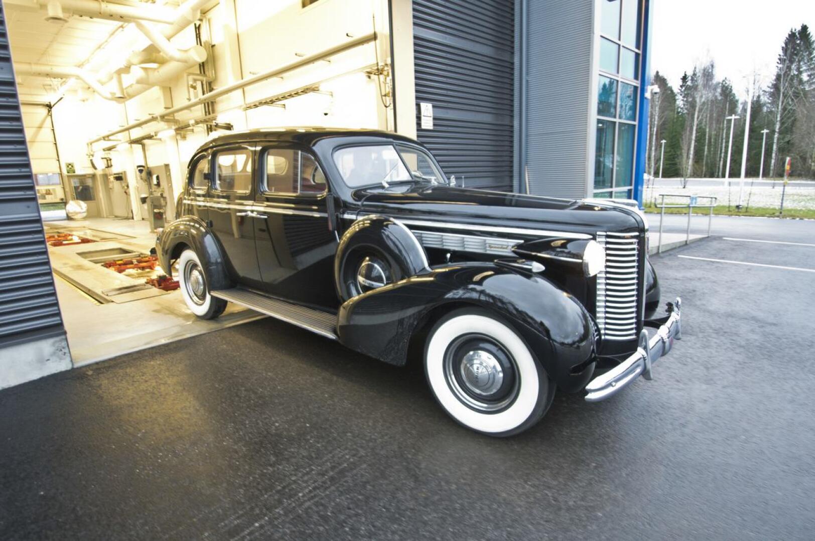 Museoajoneuvoksi rekisteröity Kyösti Kallion Buick Special Eight katsastettiin saman tien sen palattua Nivalaan.