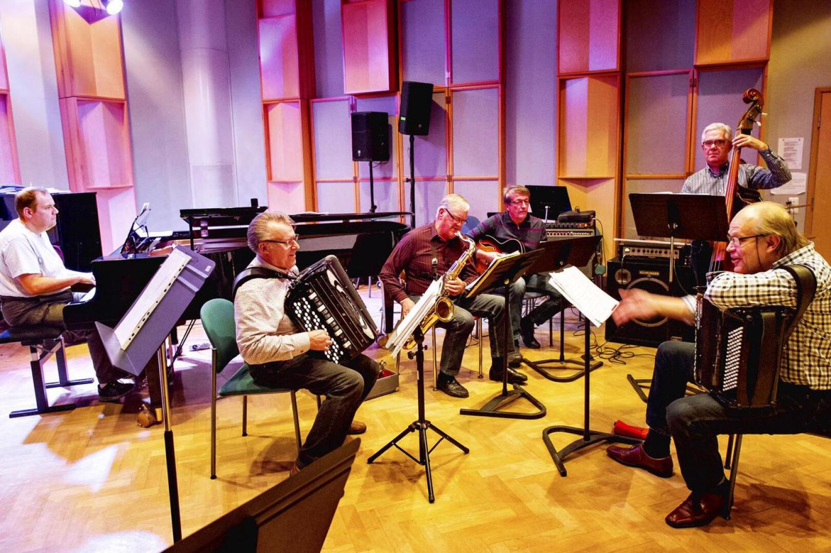 K30-orkesterin jazz-ryhmä arkistokuvassa. Kuvassa perjantaina Vetelin urheilutalolla esiintyvillä Eero Korpimolla ja Raimo Vertaisella harmonikat sylissään. 