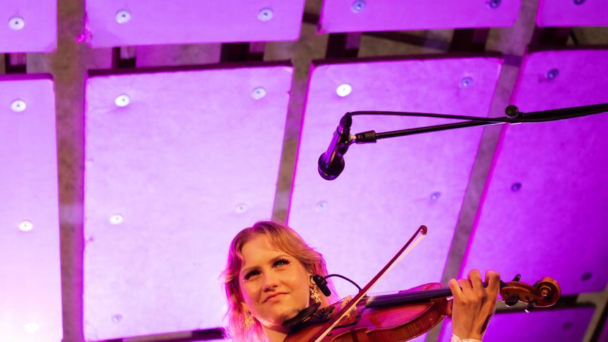 Vilma Jää soittaa Kaustisella myös viulua.