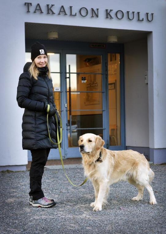 Välitunnit ovat Turonkin taukoja. Silloin Emilia Huuki saattaa käyttää koiran pikku lenkillä koulun lähiympäristössä. 