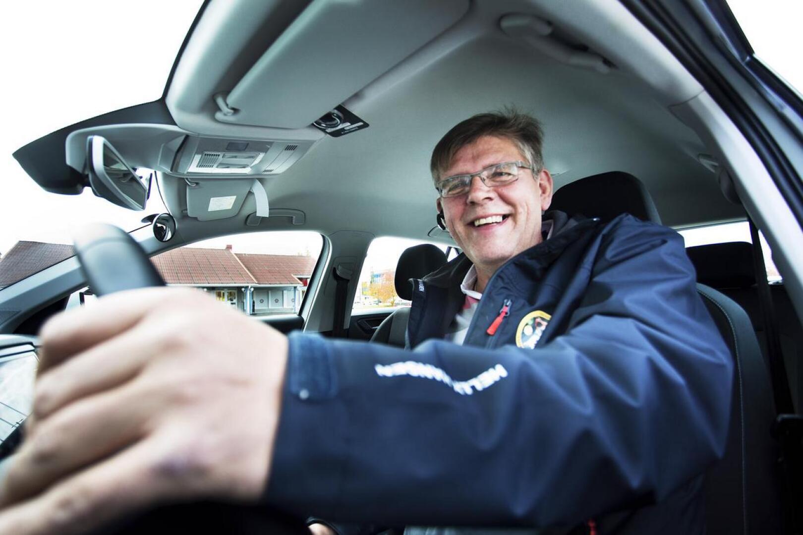 Juha Tanhuala vetää pop up -autokoulua perjantaina Kalajoella.