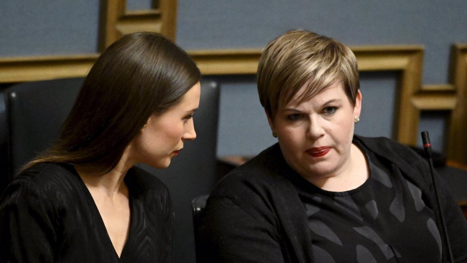 Pääministeri Sanna Marin ja valtiovarainministeri Annika Saarikko eduskunnan täysistunnossa Helsingissä 7. joulukuuta.