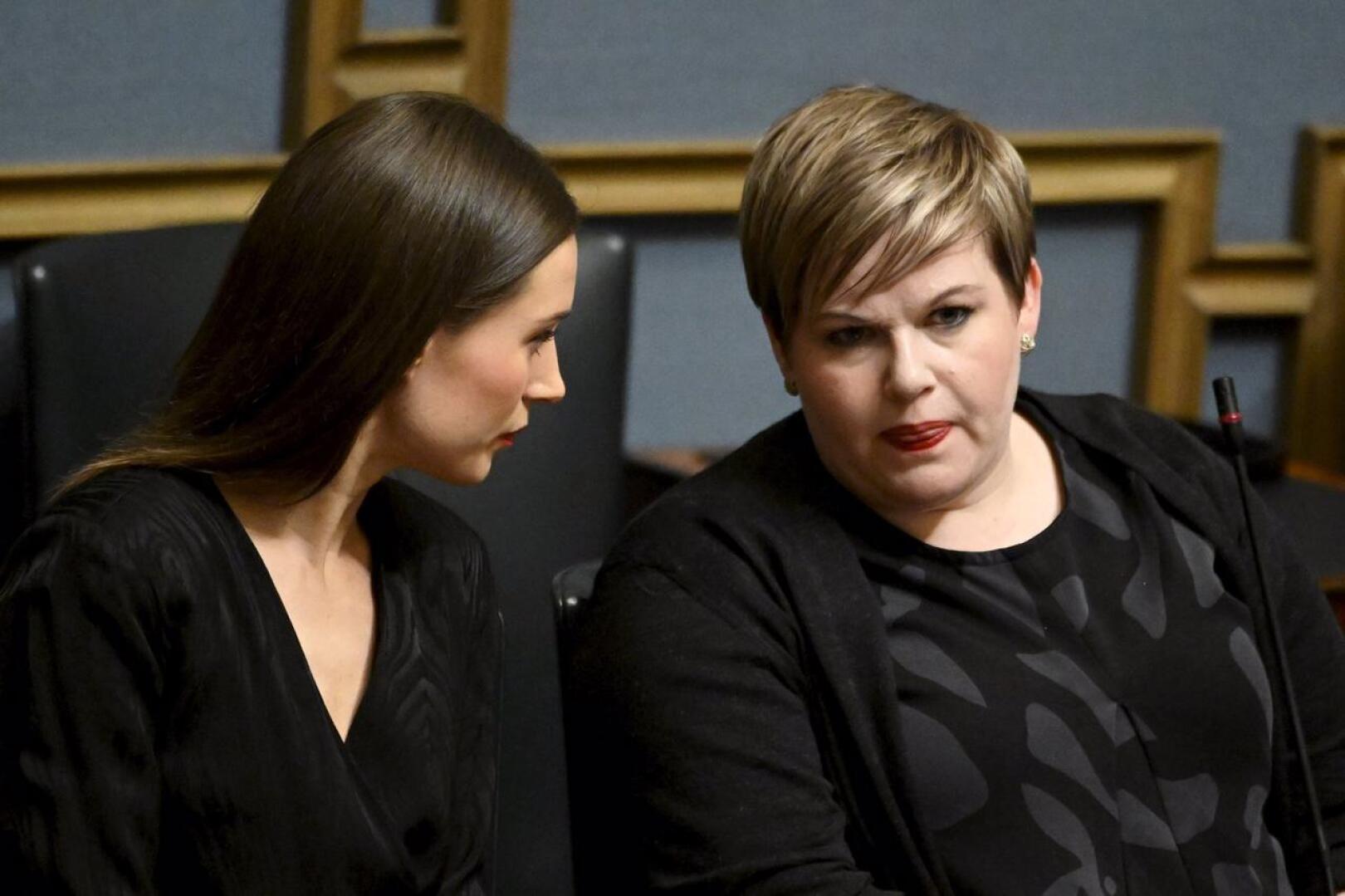 Pääministeri Sanna Marin ja valtiovarainministeri Annika Saarikko eduskunnan täysistunnossa Helsingissä 7. joulukuuta.