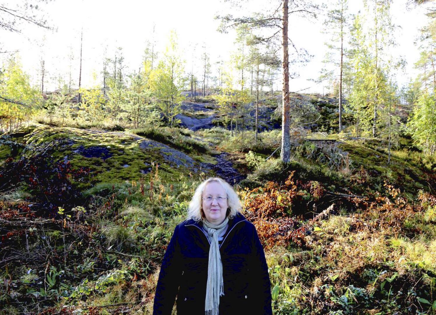Varpu Myllymäki nauttii suomalaisesta metsästä. Oma lenkkipolku kulkee Vissaveen messiin.