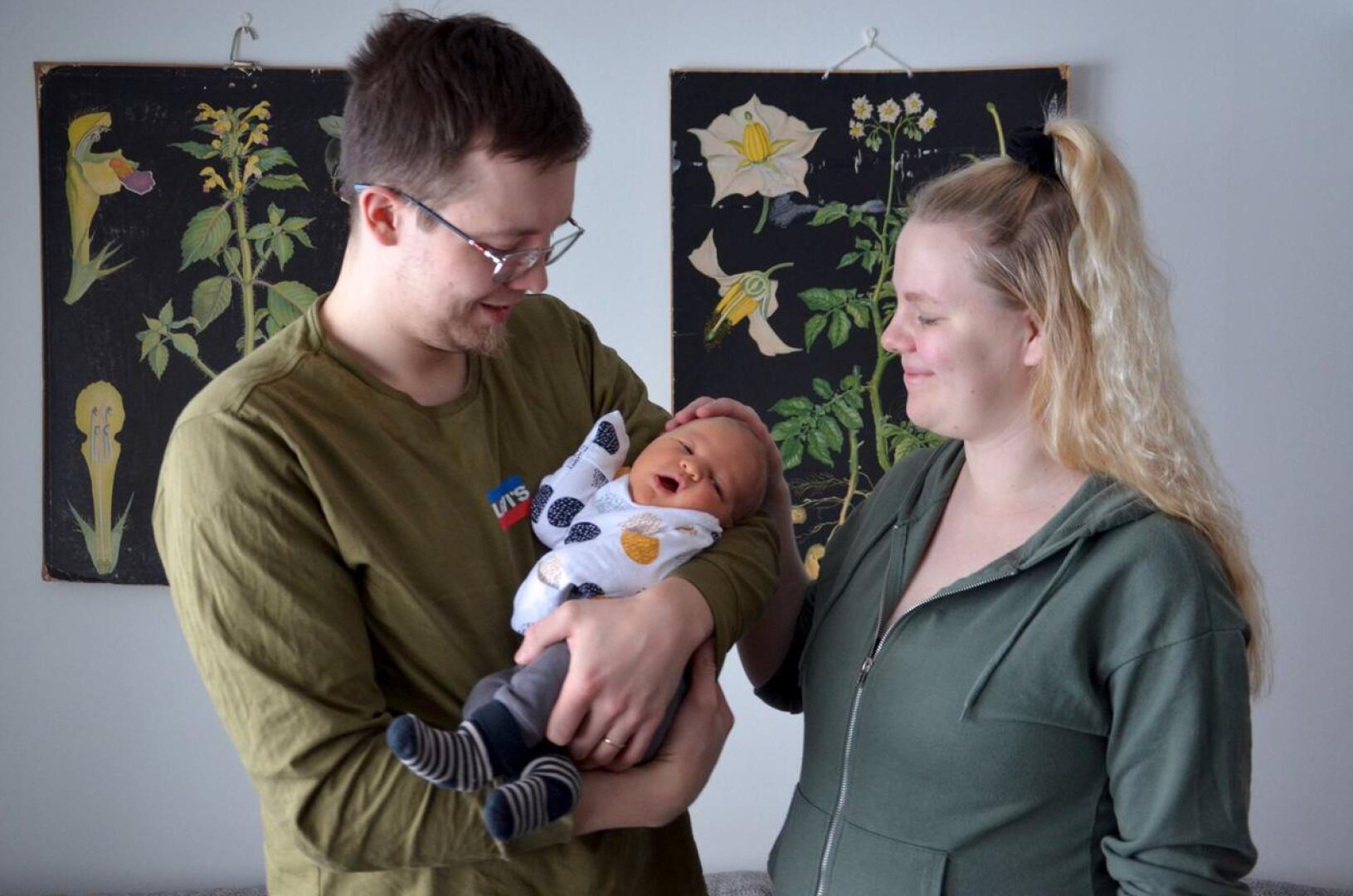 Vesa ja Milla Koskisen poikavauva syntyi alueen nopeimpana 11. tammikuuta. Esikoislapsen syntymäpäivä oli kaksi päivää lasketun ajan jälkeen.