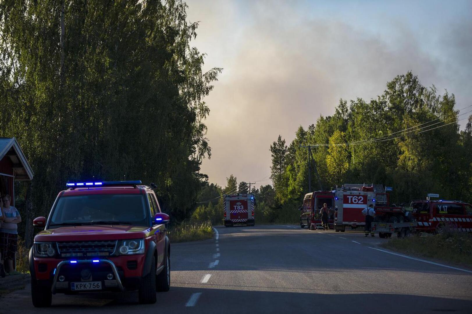 Pyhärannassa on noin sadan hehtaarin metsäpalo, joka työllistää vapaapalokuntalaisten ja Varsinais-Suomen pelastuslaitoksen väen lisäksi myös puolustusvoimien virka-apuosastoa.