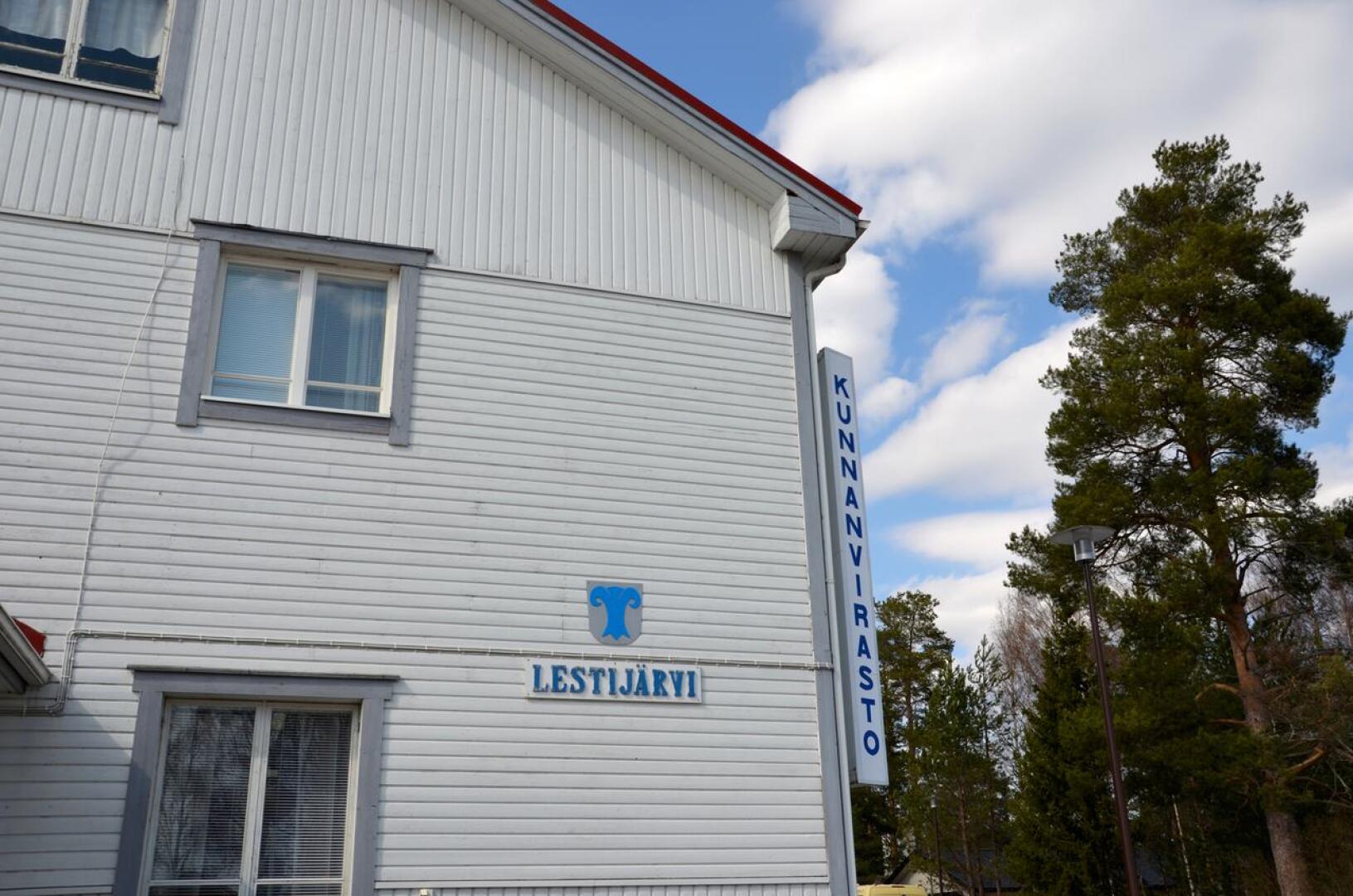 Voimakasta kritiikkiä. ”On käsittämätöntä, miten huonosti Lestijärven kunta on päätösprosessissa menetellyt”, kirjoittaja kritisoi.
