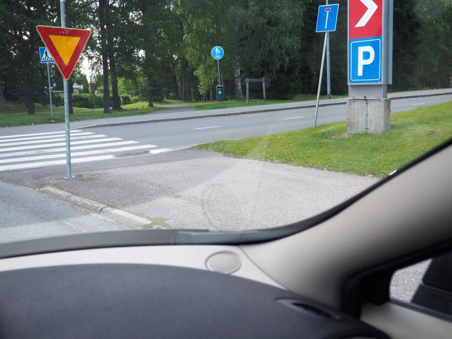 Kärkikolmio velvoittaa parkkipaikalta tielle ajavia väistämään. Jos alueen sisällä ei ole merkkejä, väylien risteykset ovat tasa-arvoisia.