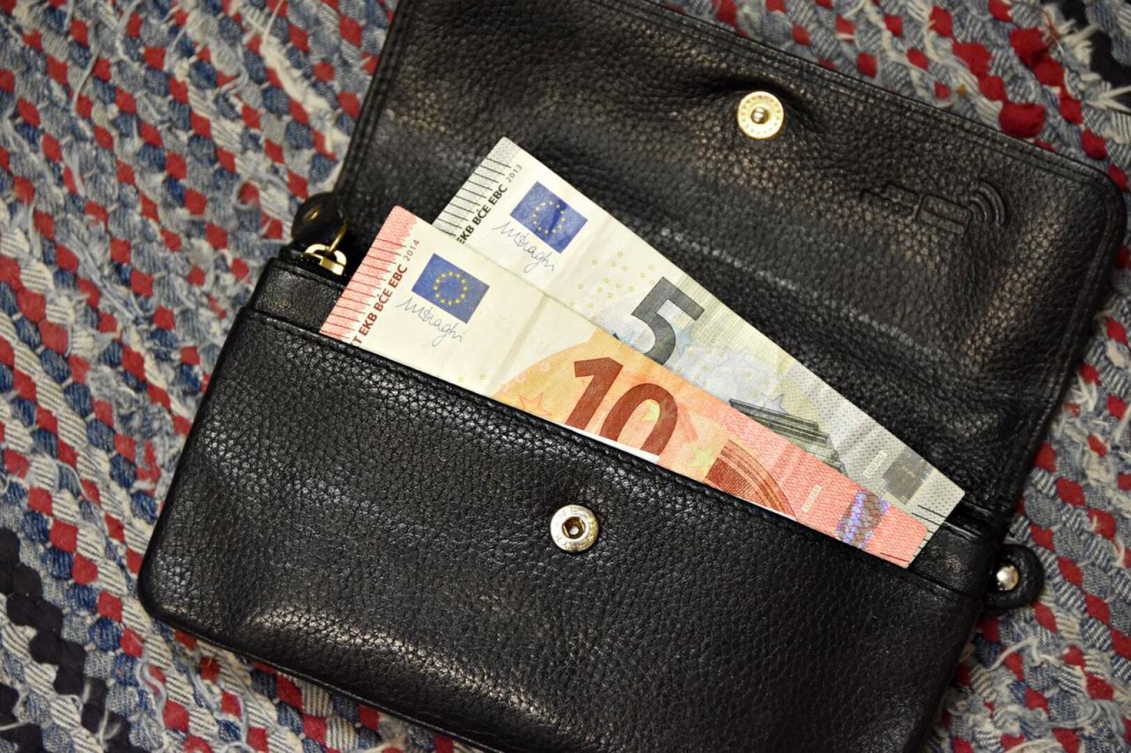 Lompakko, josta rahaa vietiin, oli käsilaukussa ja käsilaukku kaapissa.