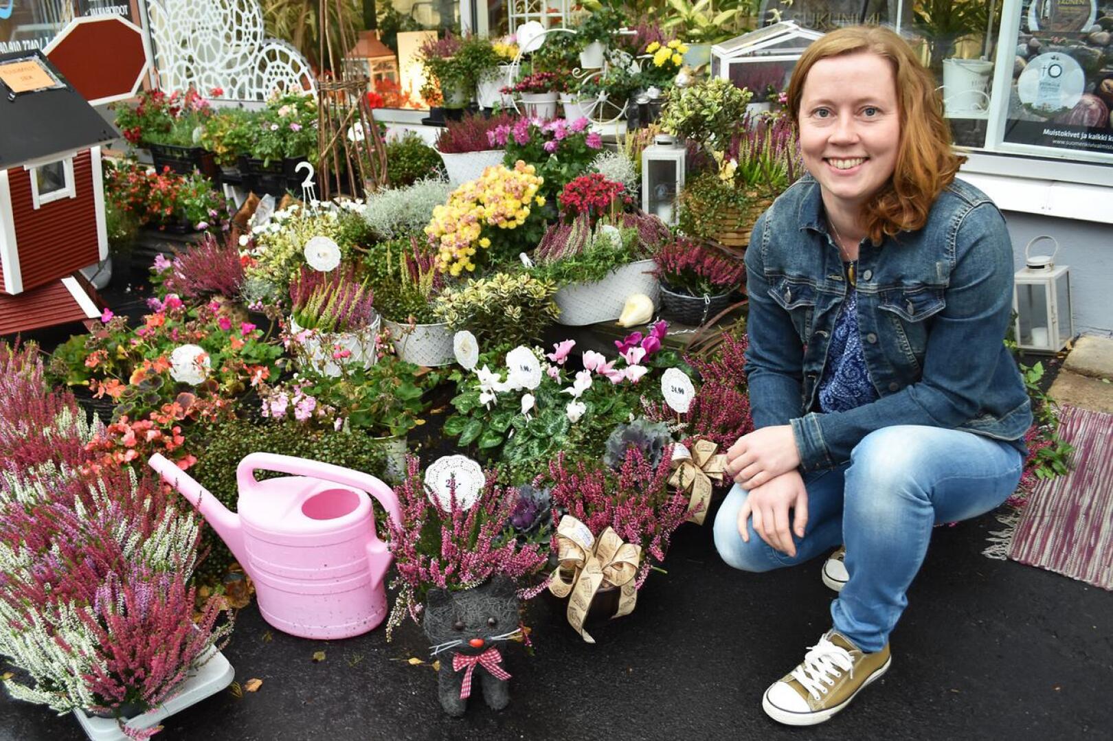 Marjo Laitalan päätyö on tällä hetkellä kukkakauppa Pitsilehdessä. Sen ohessa hän osallistuu maatilan hommiin ja tekee välillä sairaanhoitajan keikkoja kotihoidossa.