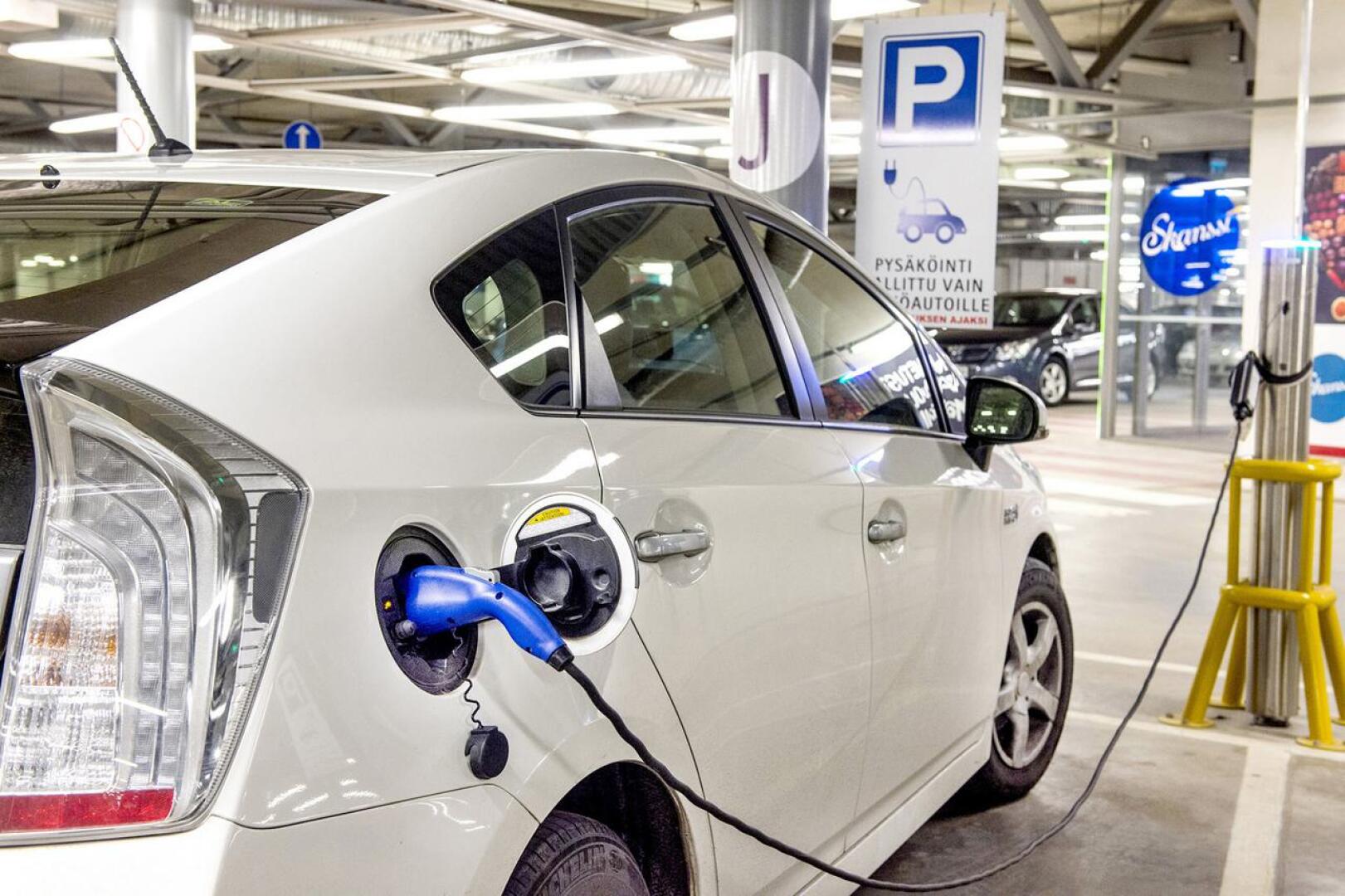 Liikenne- ja viestintöministeri Timo Harakka katsoo, ettei 700 000 sähköauton saaminen liikenteeseen vuoteen 2030 mennessä ei ole mahdoton tavoite. Yksi oleellinen tekijä on sähköisten työsuhdeautojen siirtyminen käytettyjen autojen markkinoille.