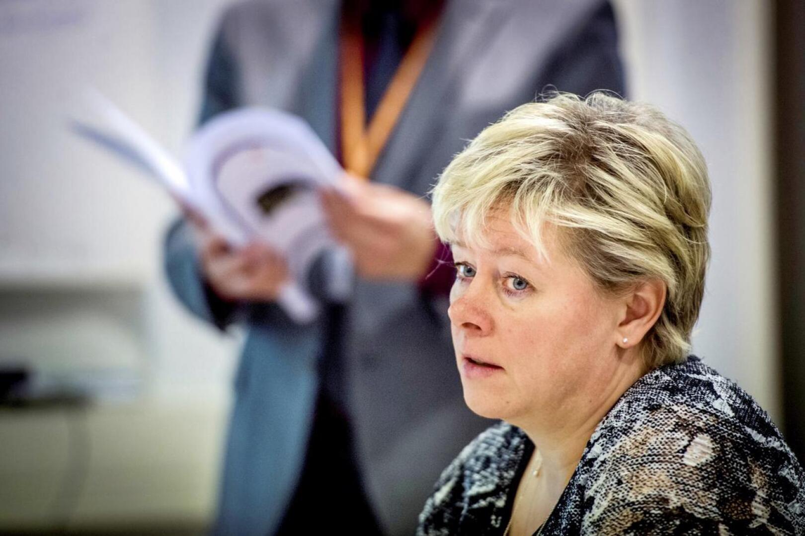 Kokkolan kaupunginjohtaja Stina Mattila esittää tuloveroprosentin laskemista talousarvioesityksessä.
