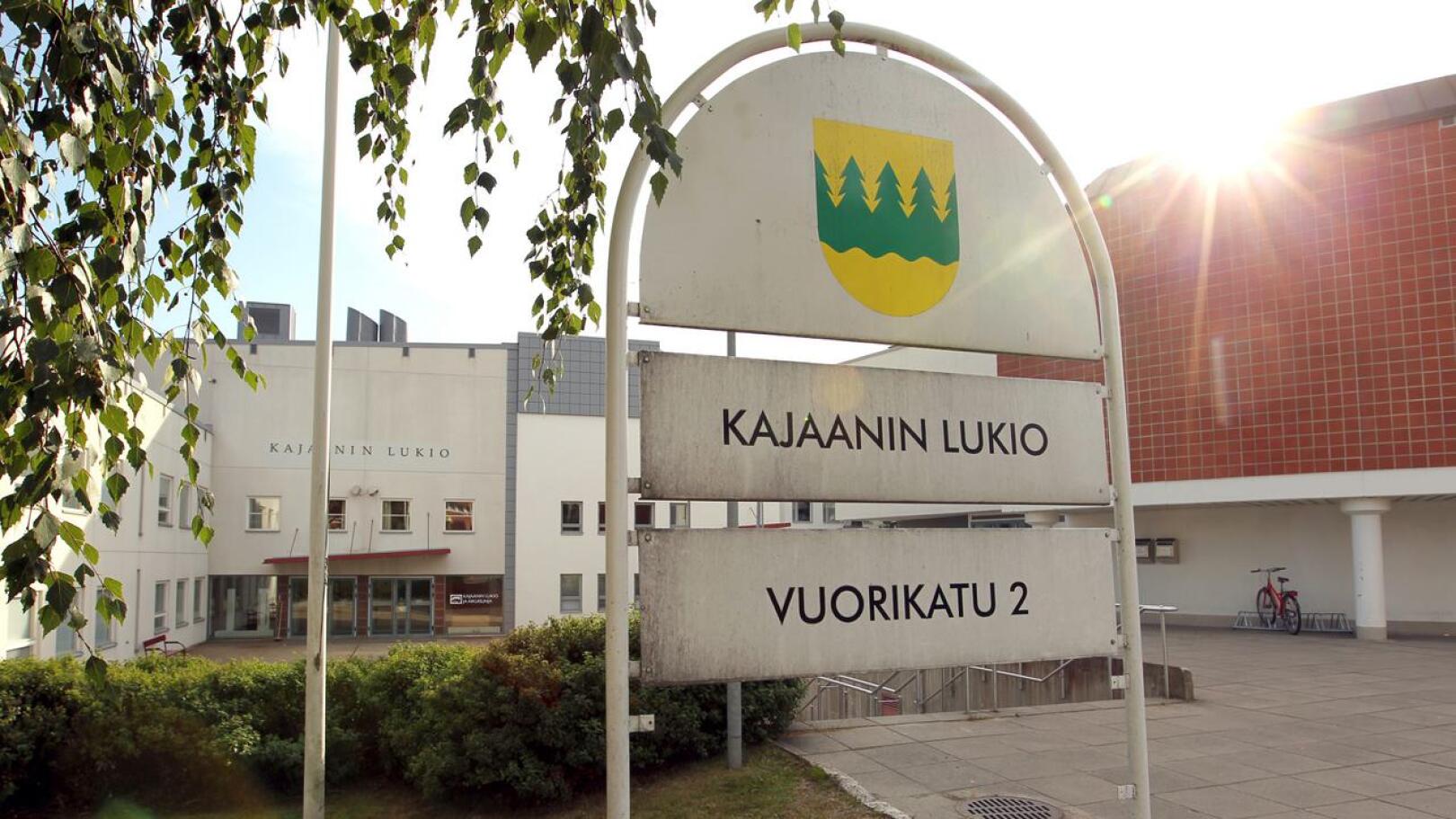 Kuhmon koronavirustilanne vaikuttaa jo muualla Kainuussa, esimerkiksi sadan kilometrin päässä Kajaanissa. Kajaanin lukion abit siirtyvät etäopetukseen.