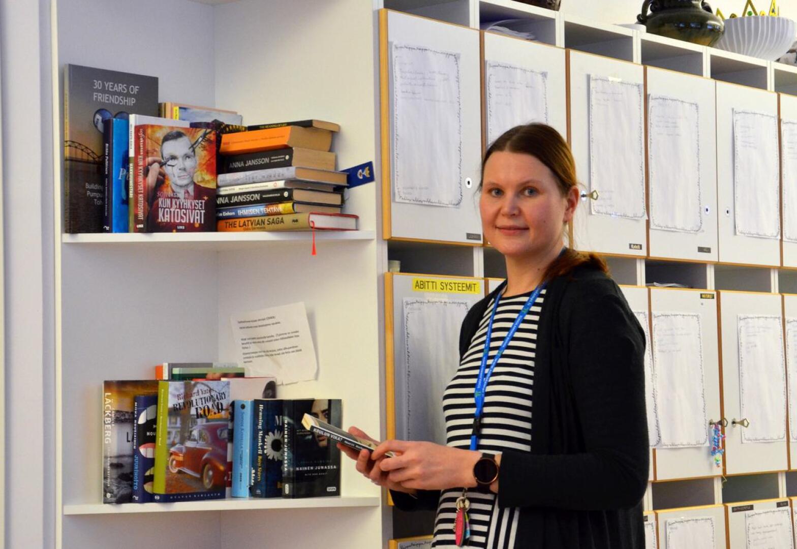 Eläytyvä lukija. Elina Niskakoski on vuoden äidinkielenopettaja. Hän opettaa Toholammin lukiossa ja yläkoulussa ja asuu Reisjärvellä.