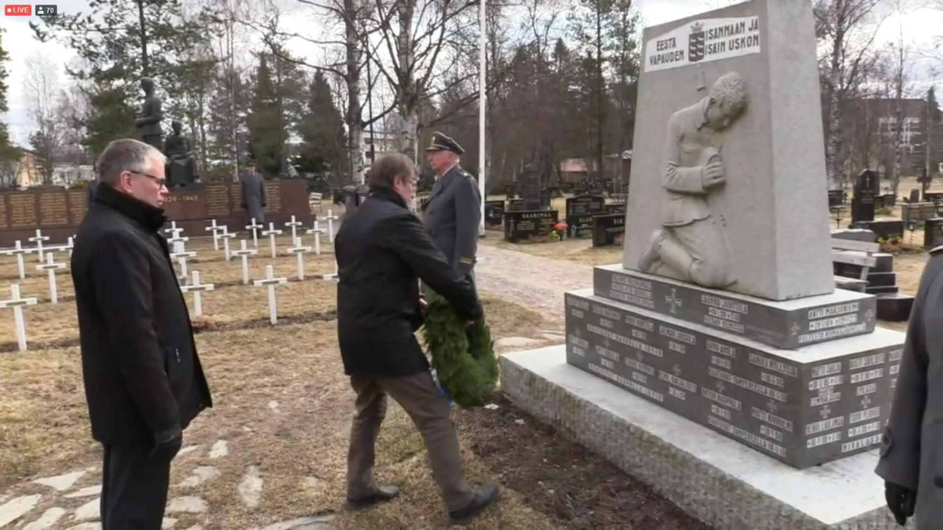 Yrjö Muilu laski seppeleen sankarihaudalle Jarmo Vuolteenahon avustamana.