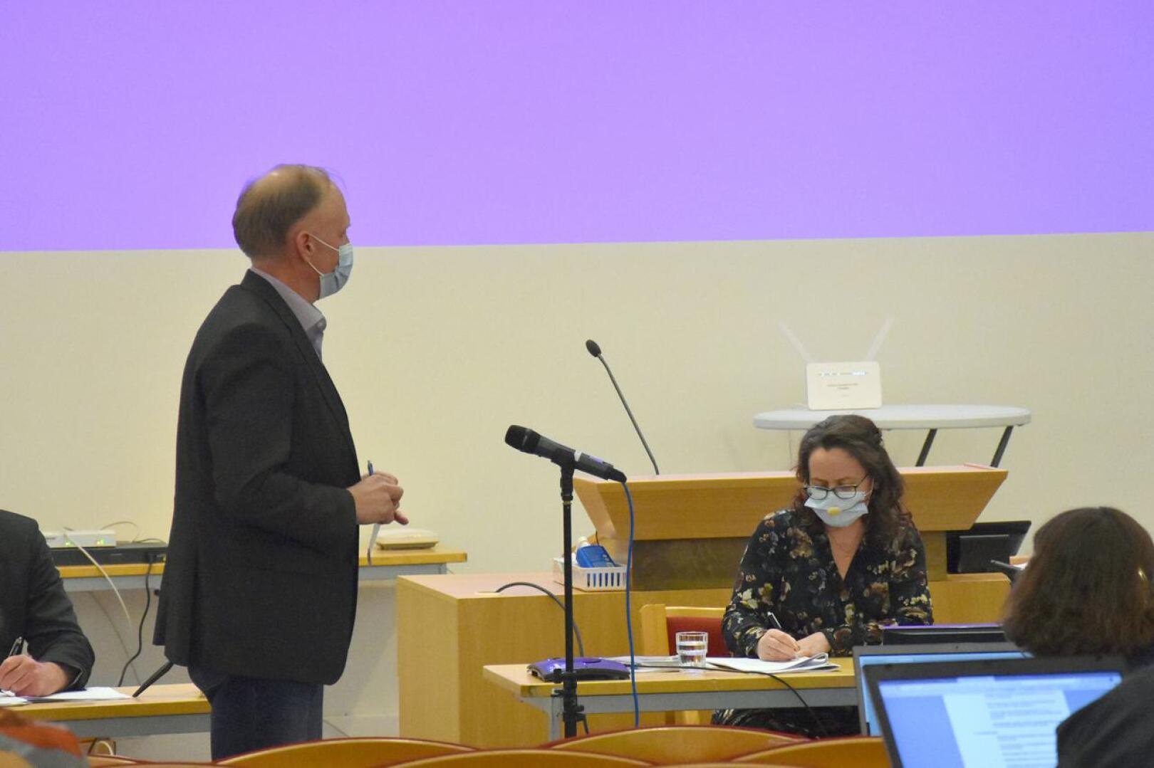 Jari Orjala ilmoitti Kannuksen kaupunginvaltuuston kokouksessa eroavansa keskustan valtuustoryhmästä ja perustavansa kokoomuksen valtuustoryhmän Kari Gromoffin sekä Veli-Matti Isohannin kanssa. Valtuuston kokous venähti yli kolmetuntiseksi. 