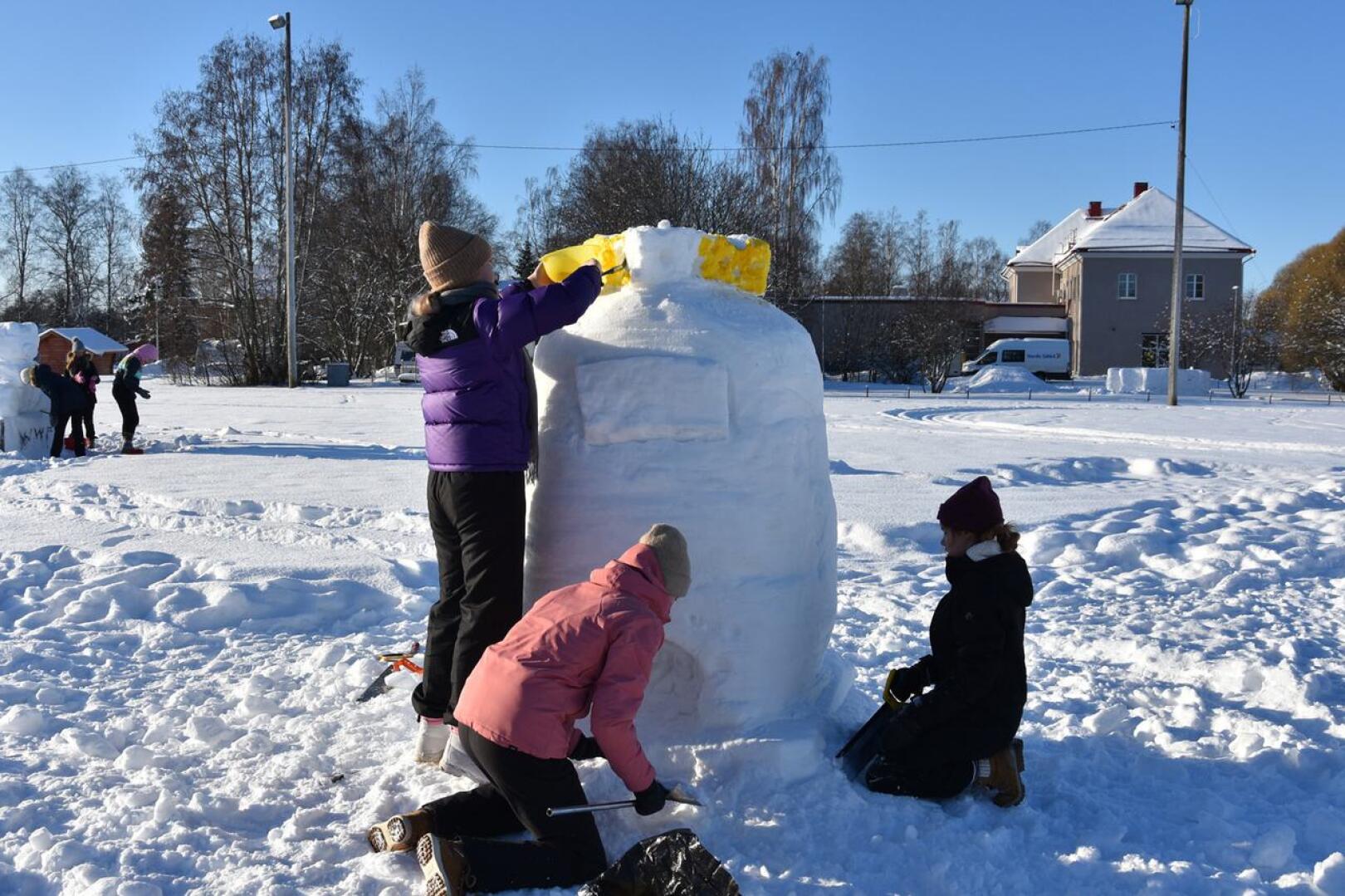 Yhteistyötä. Vanhempainyhdistys järjesti lumiveistokisat viime talvena.
