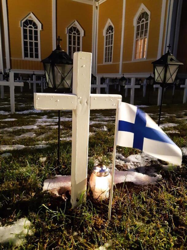 Sankarihaudat saavat kynttilöiden rinnalle myös pienet Suomen liput.
