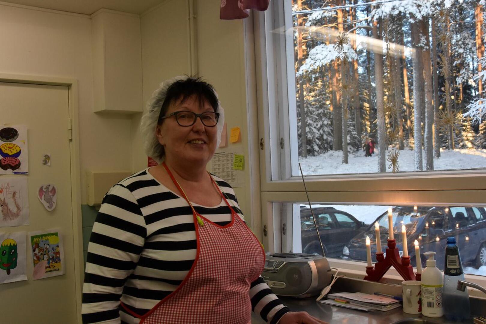Onnea! Torstain nimipäiväsankari ja vannoutunut jouluihminen Anne Rautapuro tulee töihin Kleemolan koululle jo varhain aamulla.
