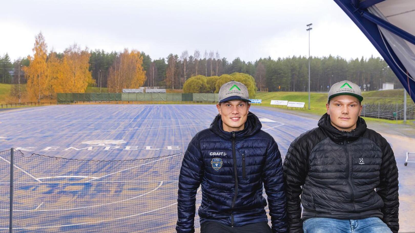 Heikki ja Aappo Savikoski pelaavat kaudella 2021 Superpesistä Kempeleen Kirin joukkueessa.