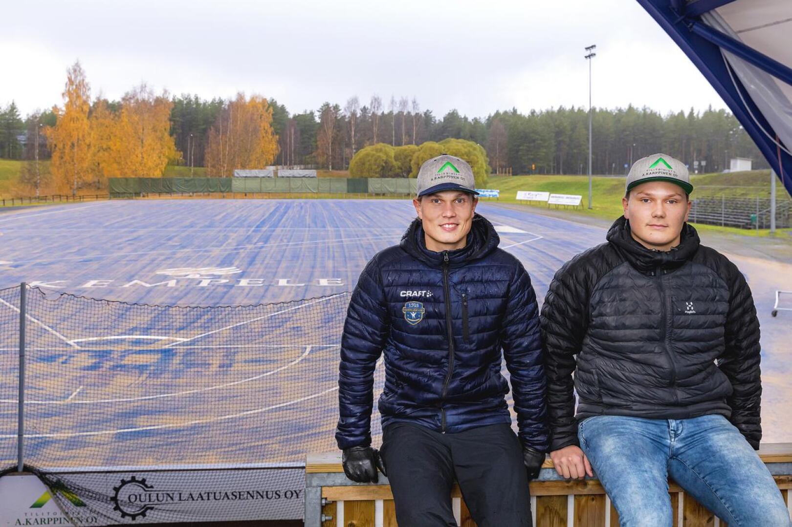 Heikki ja Aappo Savikoski pelaavat kaudella 2021 Superpesistä Kempeleen Kirin joukkueessa.