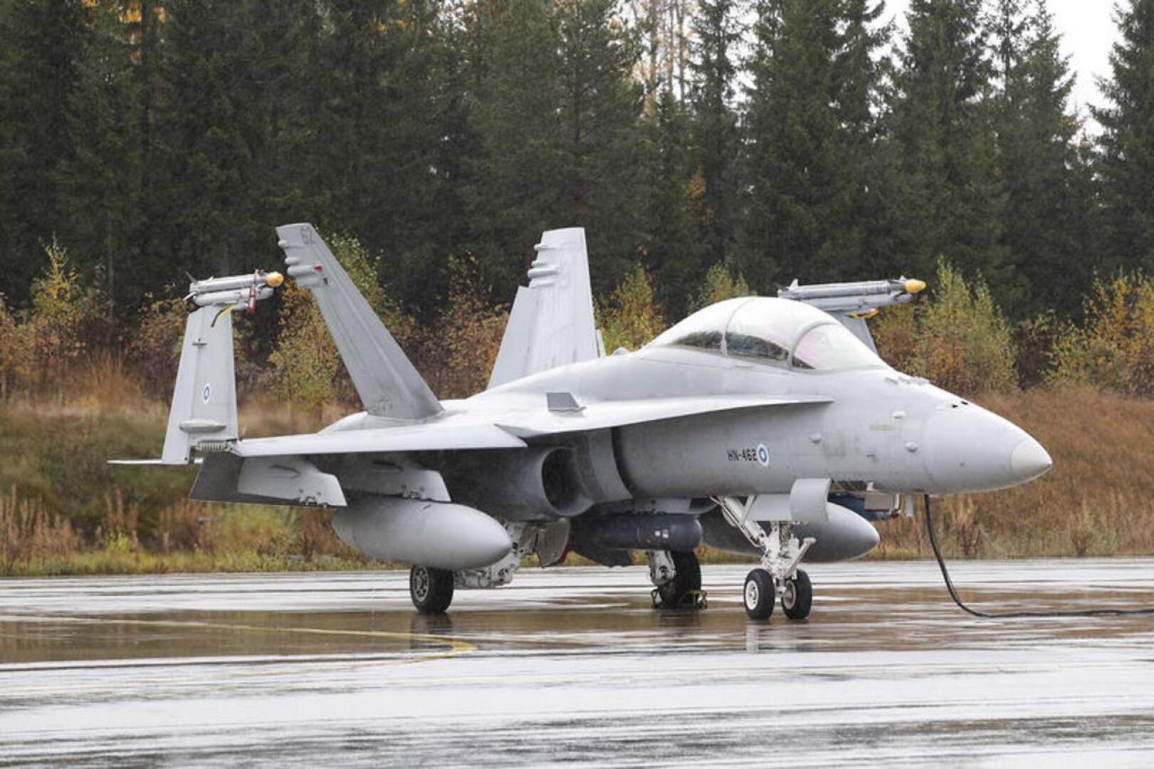 Suomen nykyinen Hornet-hävittäjä on kuvassa Satakunnan lennostossa Pirkkalassa, jossa tulevat hävittäjäkandidaatit testataan talviolosuhteissa.