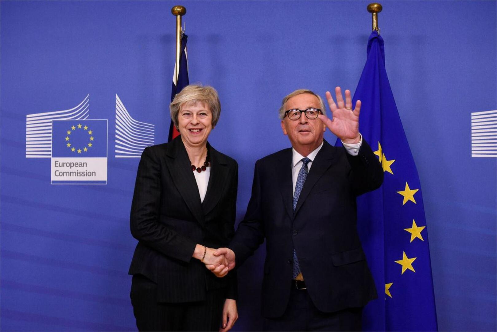 May ja Juncker pohjustavat sunnuntain huippukokousta, jossa EU-johtajien on tarkoitus hyväksyä Britannian erosopimus ja julistus tulevasta suhteesta. LEHTIKUVA/AFP
