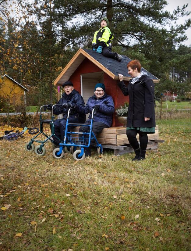 Vuokko Lahden (oik.) perheen kodissa hoidossa oleva Hillevi Uusimäki kiittelee hoitopaikan kodinomaista ympäristöä ja maalaismaaisuutta. Ulkoilemassa myös Reino Saari sekä Vuokon poika Vertti.