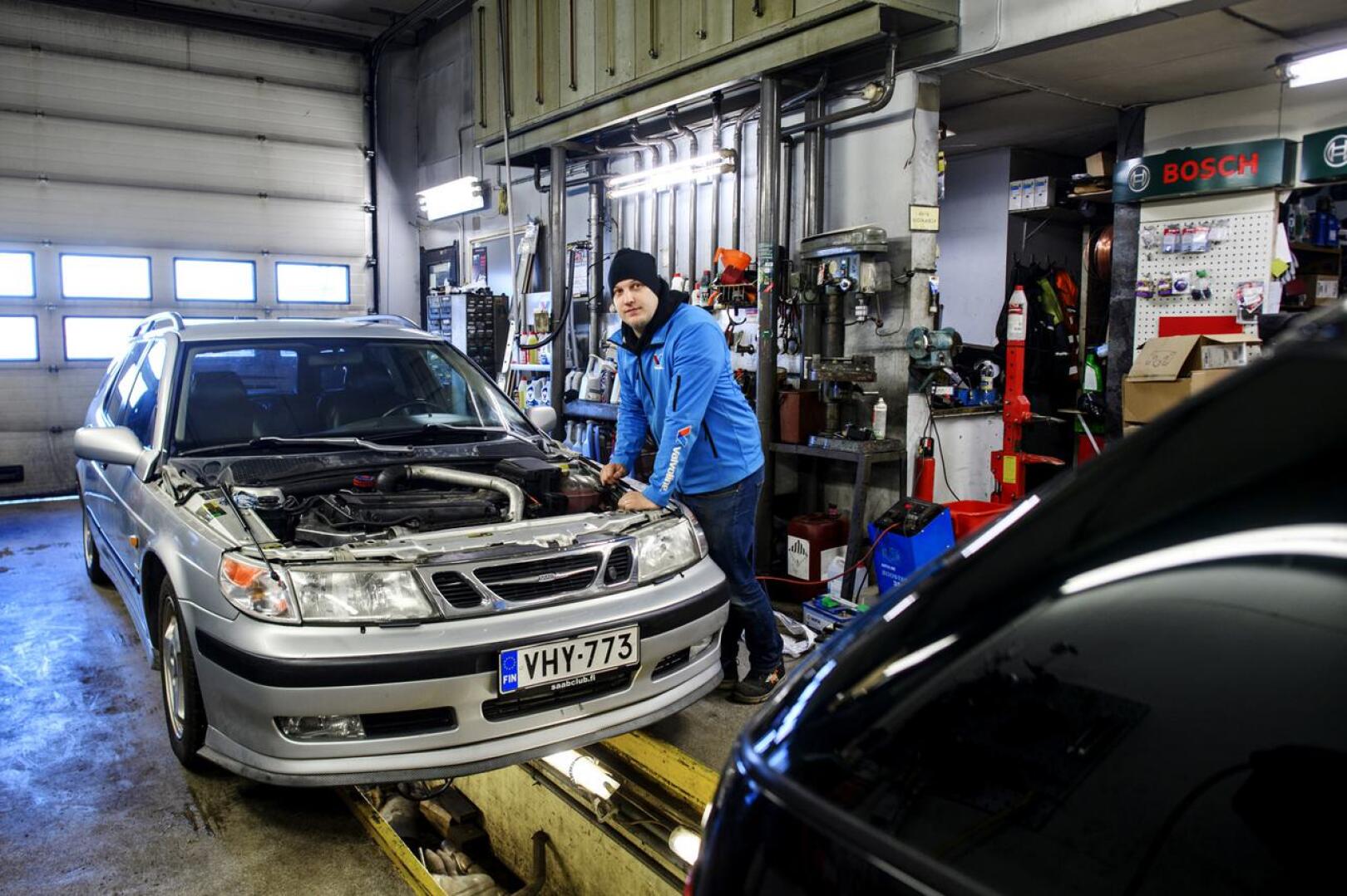 Ali Koutonen toimii huoltoaseman toimitusjohtajana ja joka paikan höylänä. Korjaamoon tulleeseen Saabiin tehdään moottorinvaihto.
