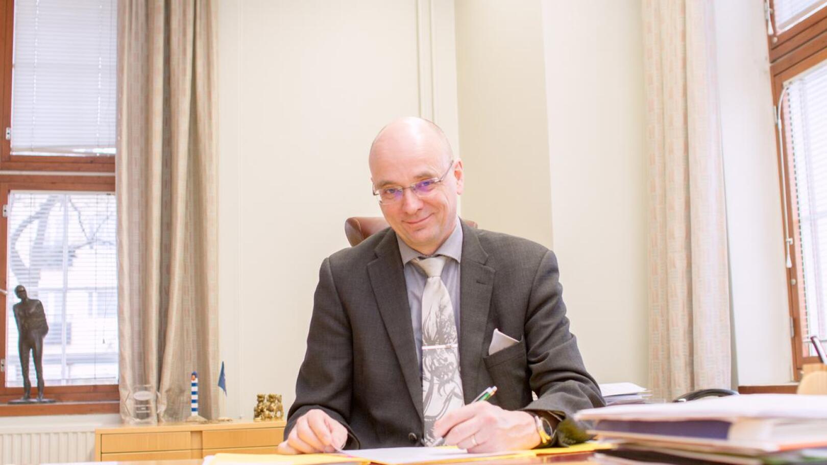 Timo Halonen kuvattuna Mikkelin kaupunginjohtajan virkahuoneessa.