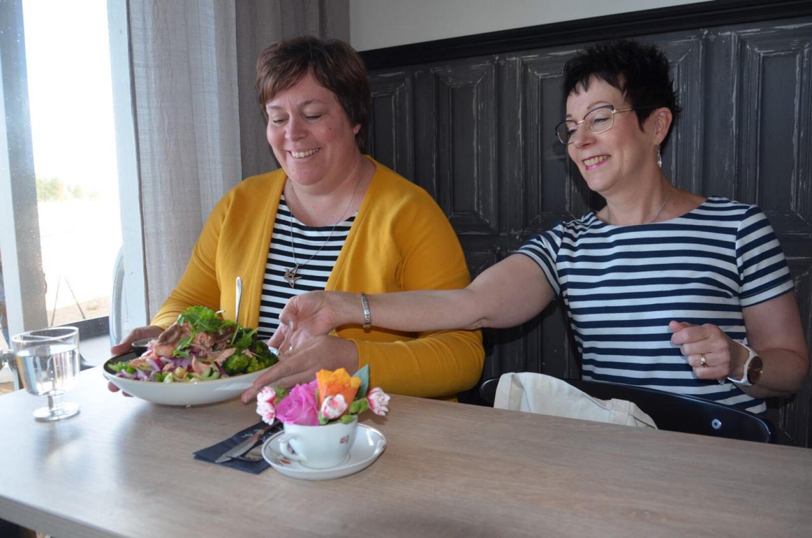 BeachRosessa kalajokinen Mari Paavola vastaanottamassa yrittäjä Minna Yrjänheikin tarjoileman salaattiannoksen. Paavola alkoi käydä Yrjänheikin Hiekkasärkkien rannan ravintolakahvilassa heti, kun se oli kesäkuussa mahdollista.