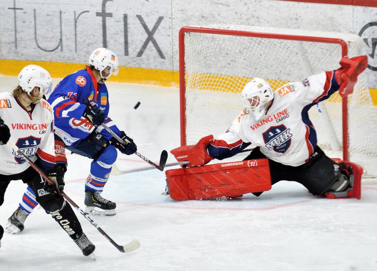 Niklas Sundfors siirsi kolmannessa erässä kiekon vain sekunnin murto-osia ennen summeria Muik Hockeyn maaliin.
