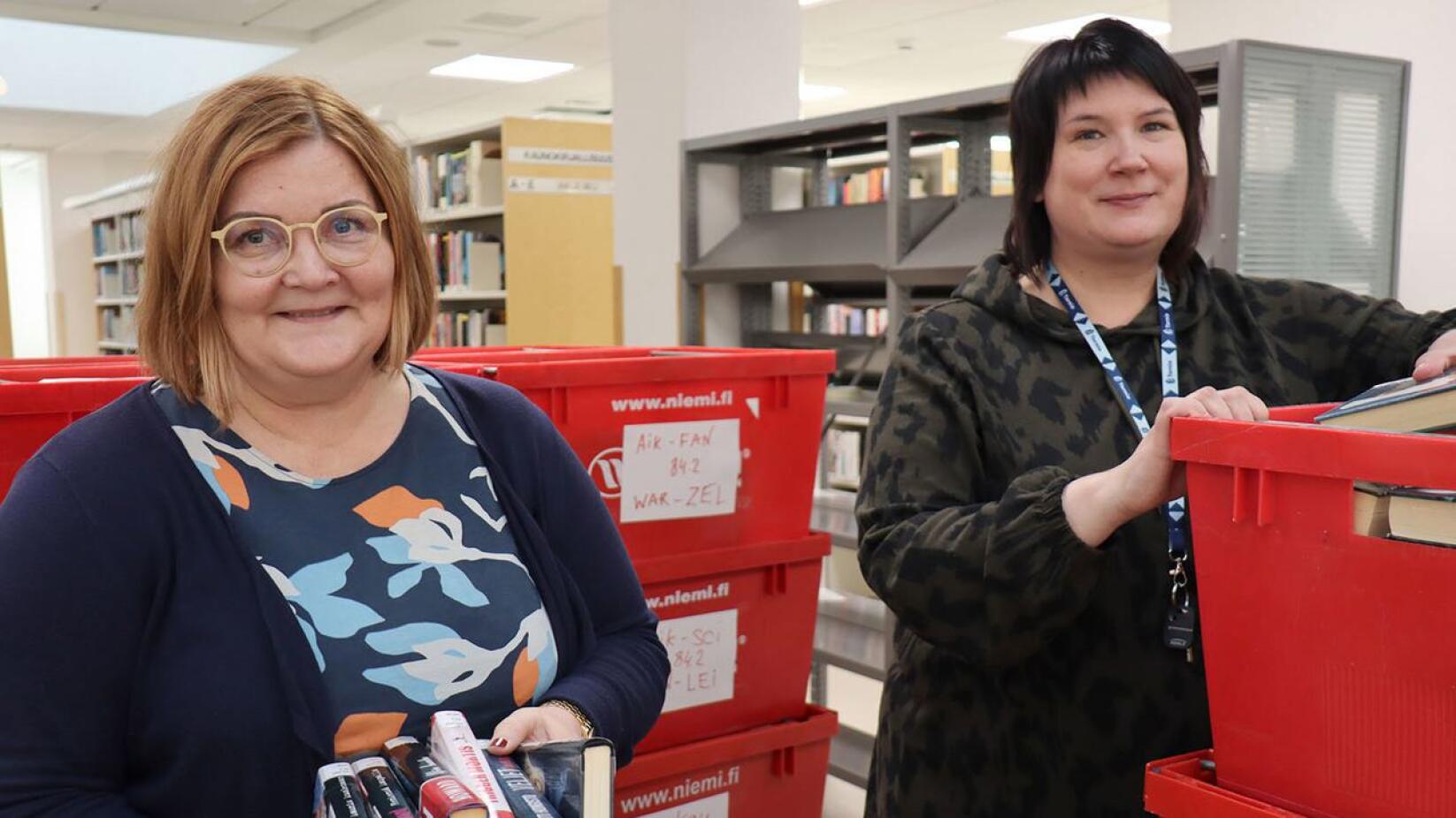 Tarja Hooli (vas.) ja Pia Kusmin ovat aloittamassa muun kirjaston henkilökunnan kanssa valtavan loppurutistuksen.
