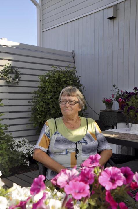 Hyvää nimipäivää Maire! Lohtajalaisen Maire Erkkilän piha sekä terassi komeilee kukkaloistoa, sillä nimipäiväsankari nauttii puutarhatöistä. 