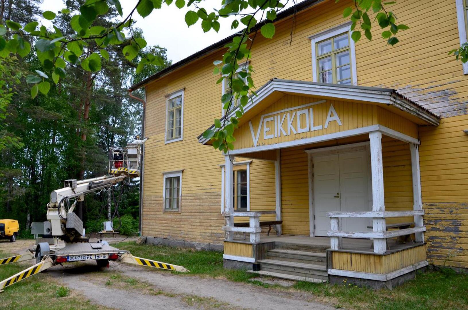 Vetelin Kirkonkylän nuorisoseuran pyörittämä Veikkola sai uuden maalipinnan kesällä 2018. Seuraavaksi talossa aiotaan korjata muun muassa kattoa. 