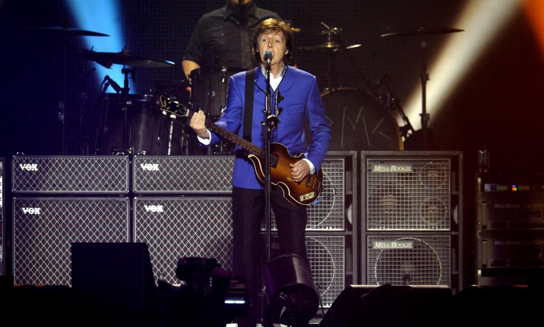 Paul McCartneyn pääsoitin on basso. Keikalla hän soitti myös kitaraa ja pianoa. 